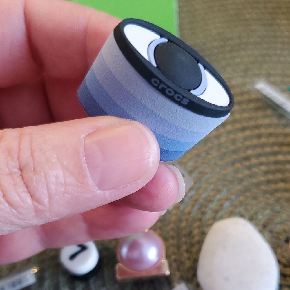 8 Jibbitz - Picture 3 of 9